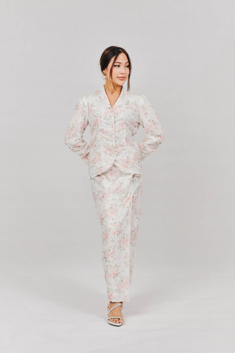 Kebaya Pendek in Seroja Pink