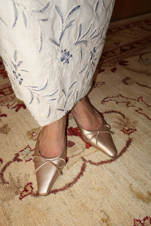 Lola in Gold